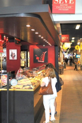 Interior_del_Mercado_Les_Halles_Paul_Bocuse_de_Lyon_Large.jpg